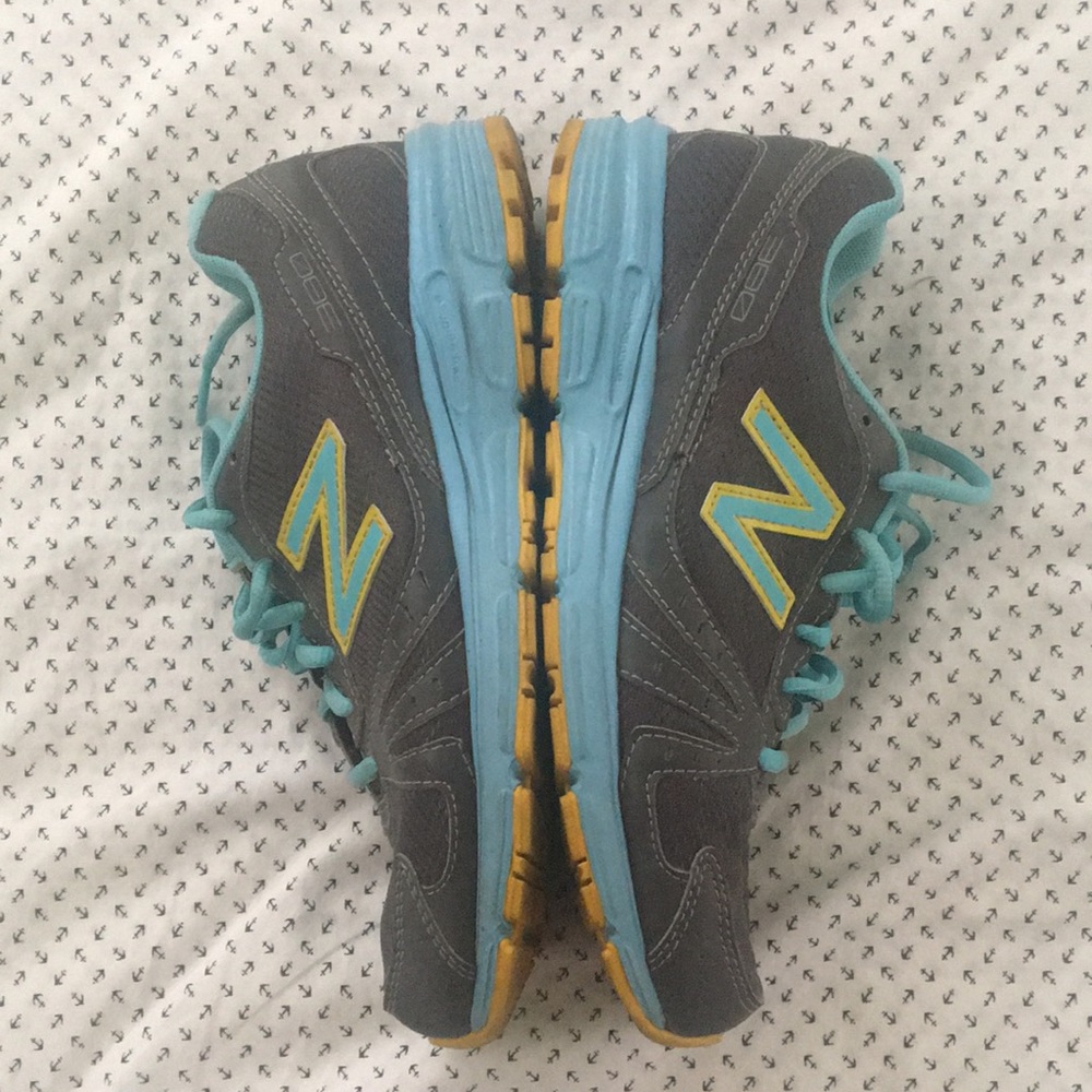 NEW BALANCE 380 athletic shoes size 7 gently used, clean, no stains - Picture 7 of 8